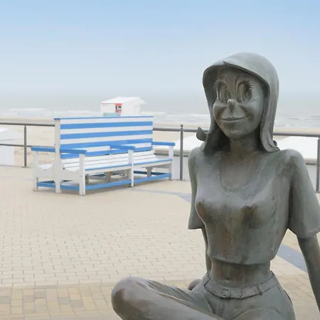Bright Beachfront Apartment, Cleaning Included * Westende