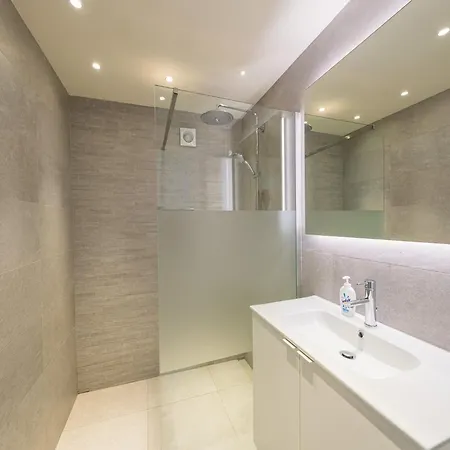 Apartman Bright Beachfront Apartment, Cleaning Included *