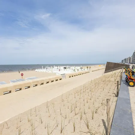 Bright Beachfront Apartment, Cleaning Included Apartman *