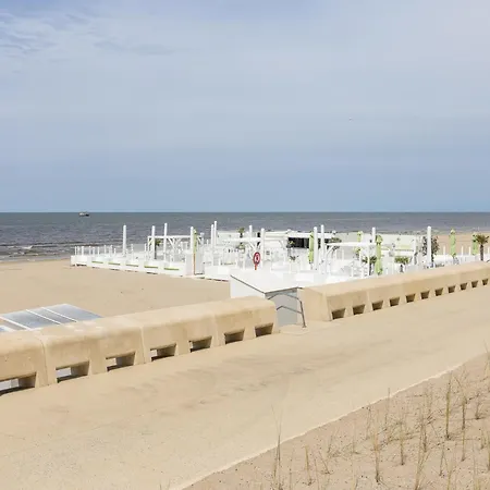 Bright Beachfront Apartment, Cleaning Included Apartment Westende